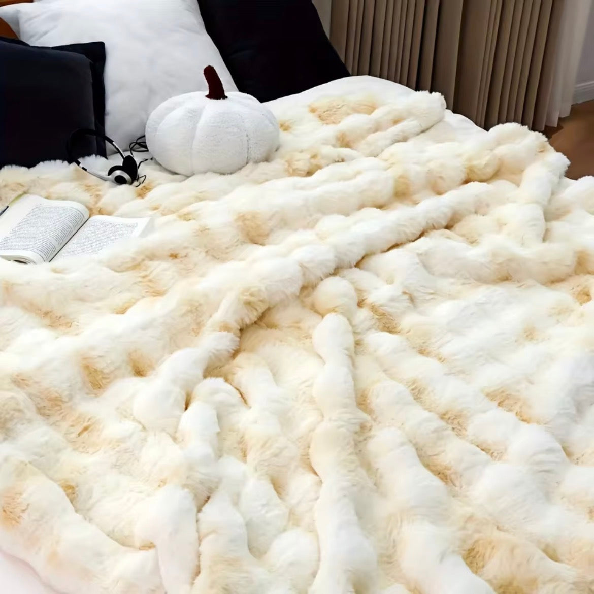 Cozy Faux Rabbit Fleece Blanket – Soft & Warm Throw